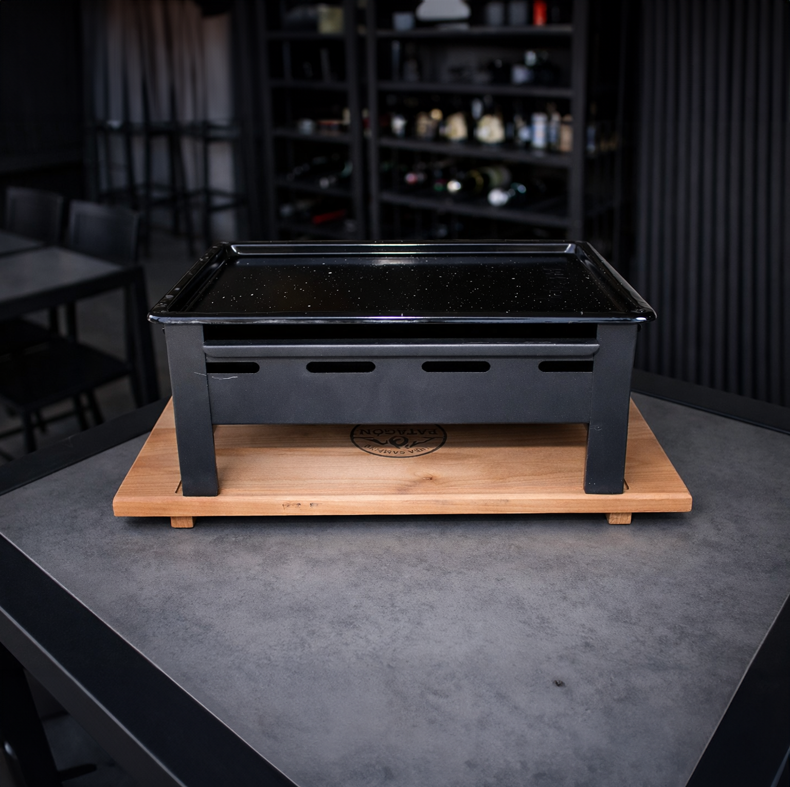 Brasero enlozado sobre mesa