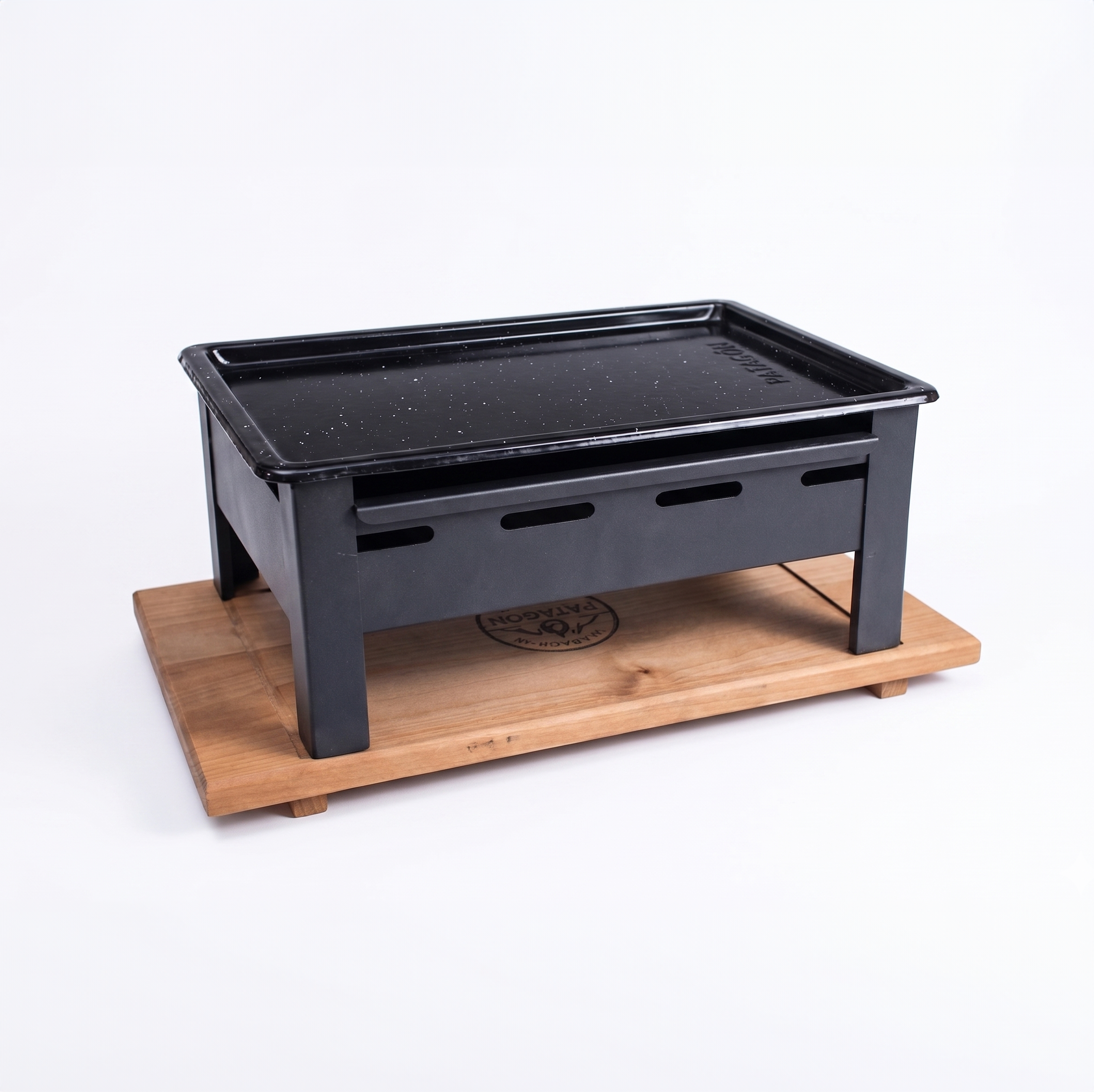 Brasero enlozado sobre mesa