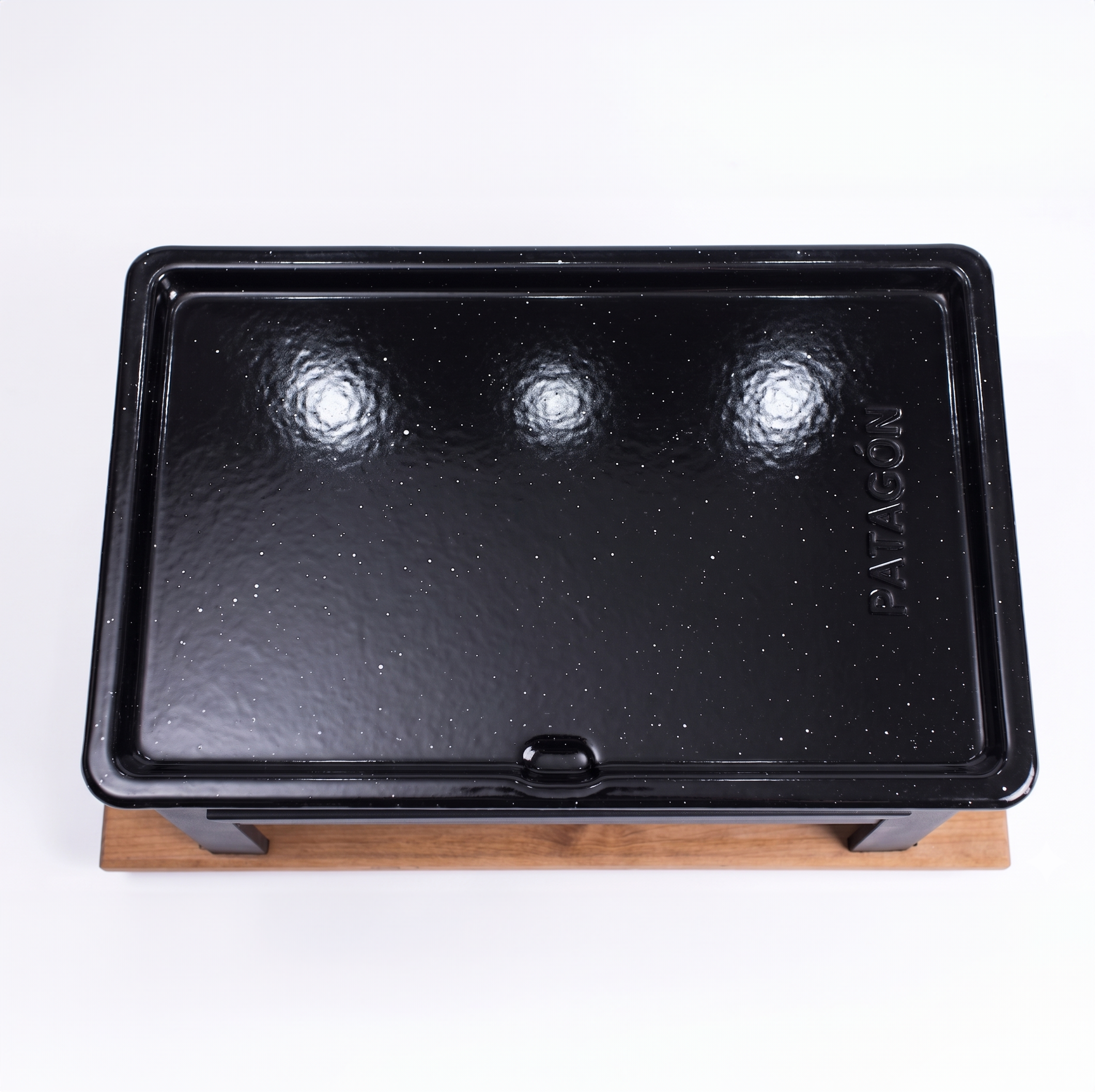 Brasero enlozado sobre mesa